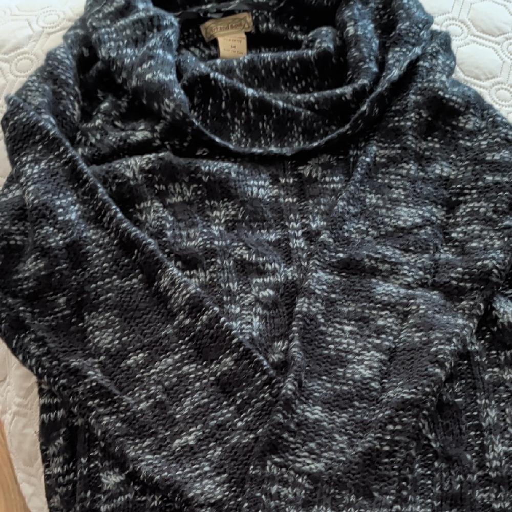 Art And Soul Black and Gray Knit Sweater